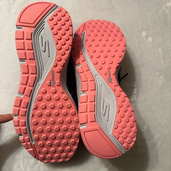 Skechers size 8 women’s navy & pink athletic shoes. Air cooled goga mat. EUC - Picture 5 of 7